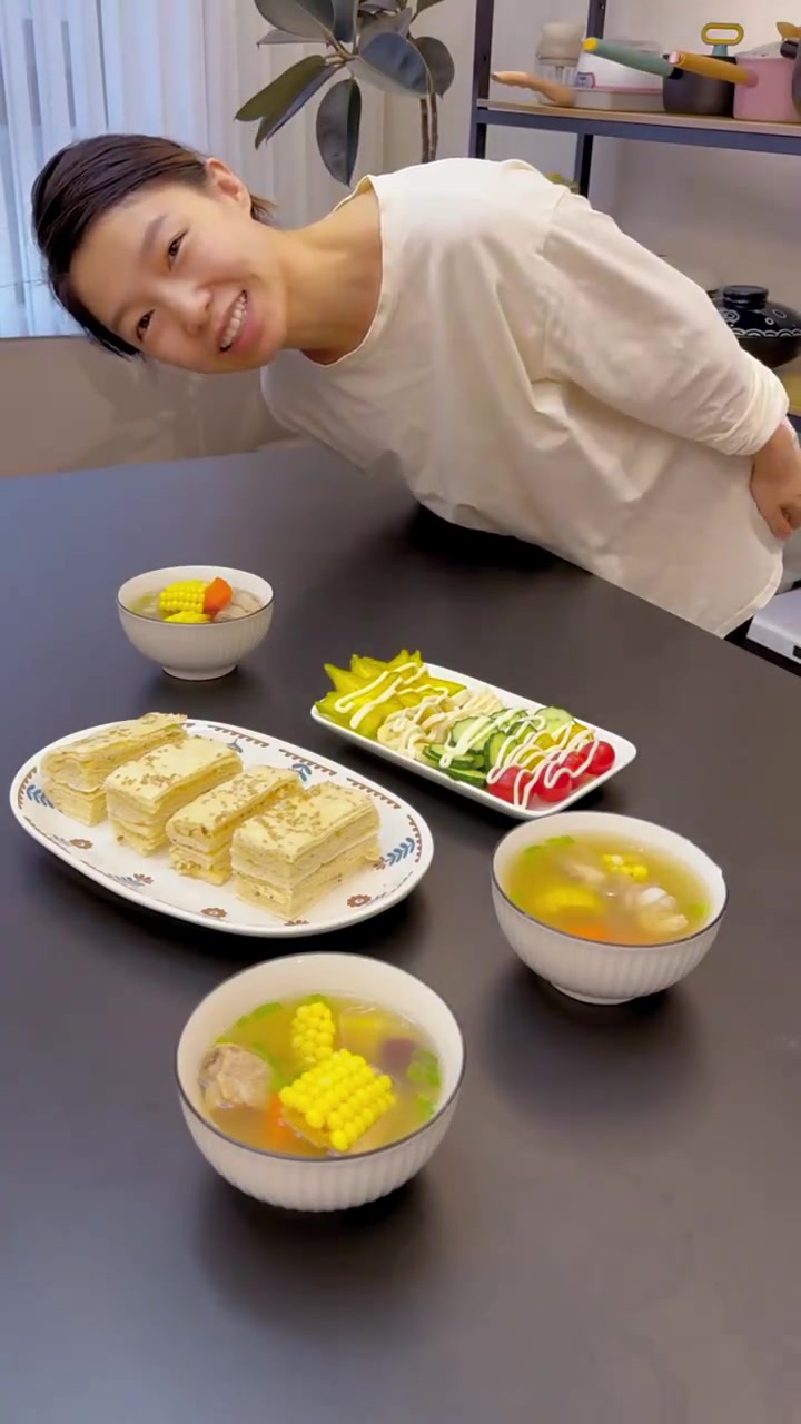 花生酱千层饼嘎嘎好吃,玉米排骨汤绝绝子了,蒸锅一锅出,营养好