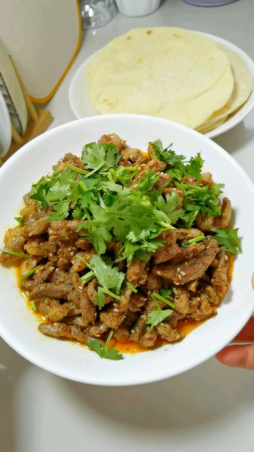 在家做孜然羊肉,搭配发面薄饼,太好吃了