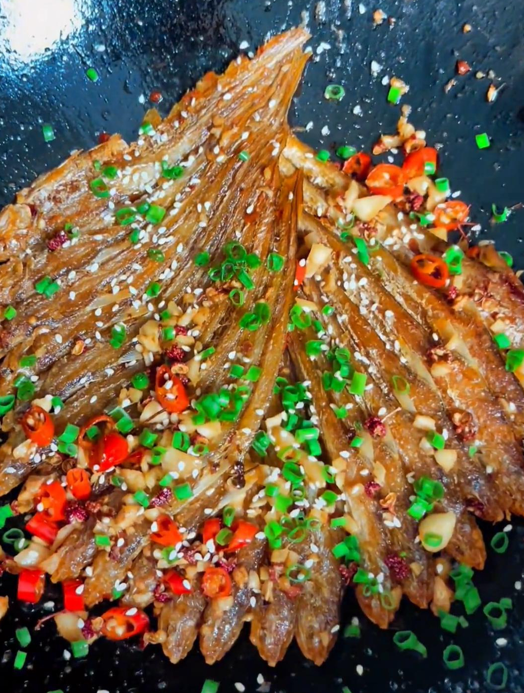 香气四溢!香煎刀鱼,肉质鲜嫩,一口吃下满满满足感!
