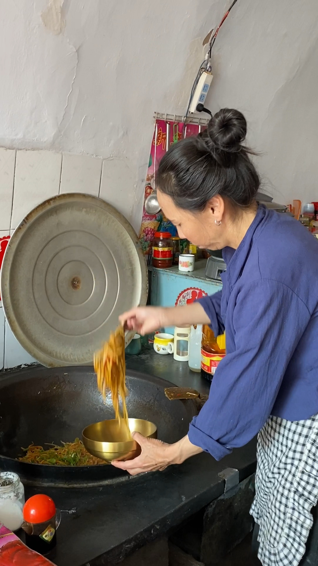 家庭版自制炒担担面,口感劲道爽滑,关键做法还简单