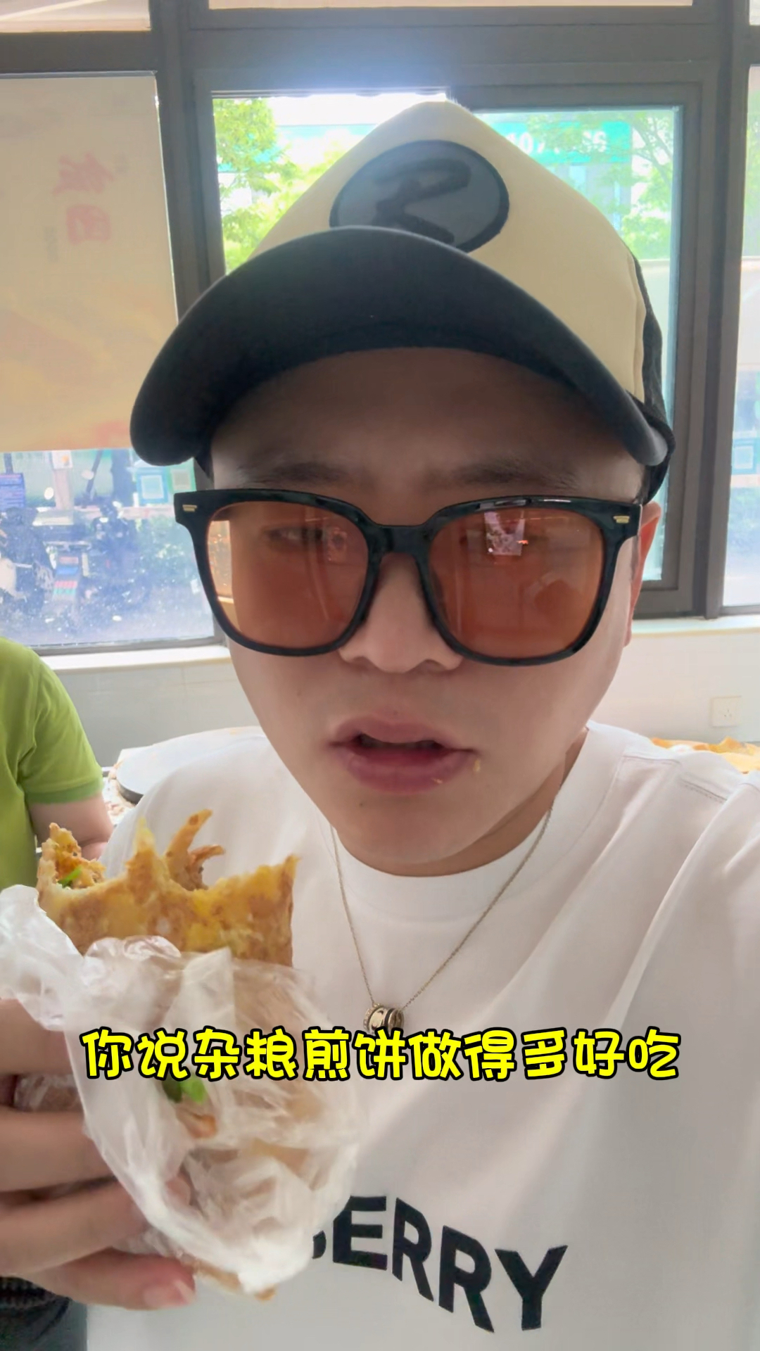 崇明街头探一家铁粉早餐铺,飘逸哥招牌杂粮煎饼香香脆脆巨好吃!