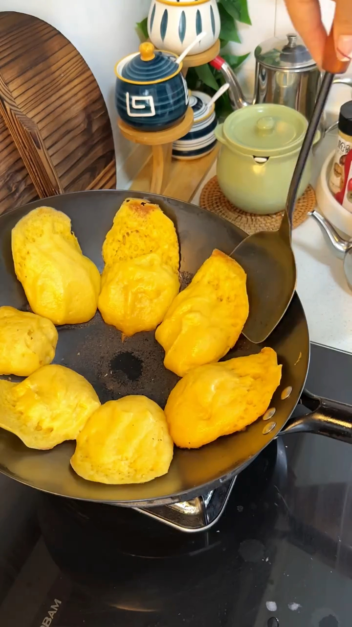 锅贴玉米面大饼子做法