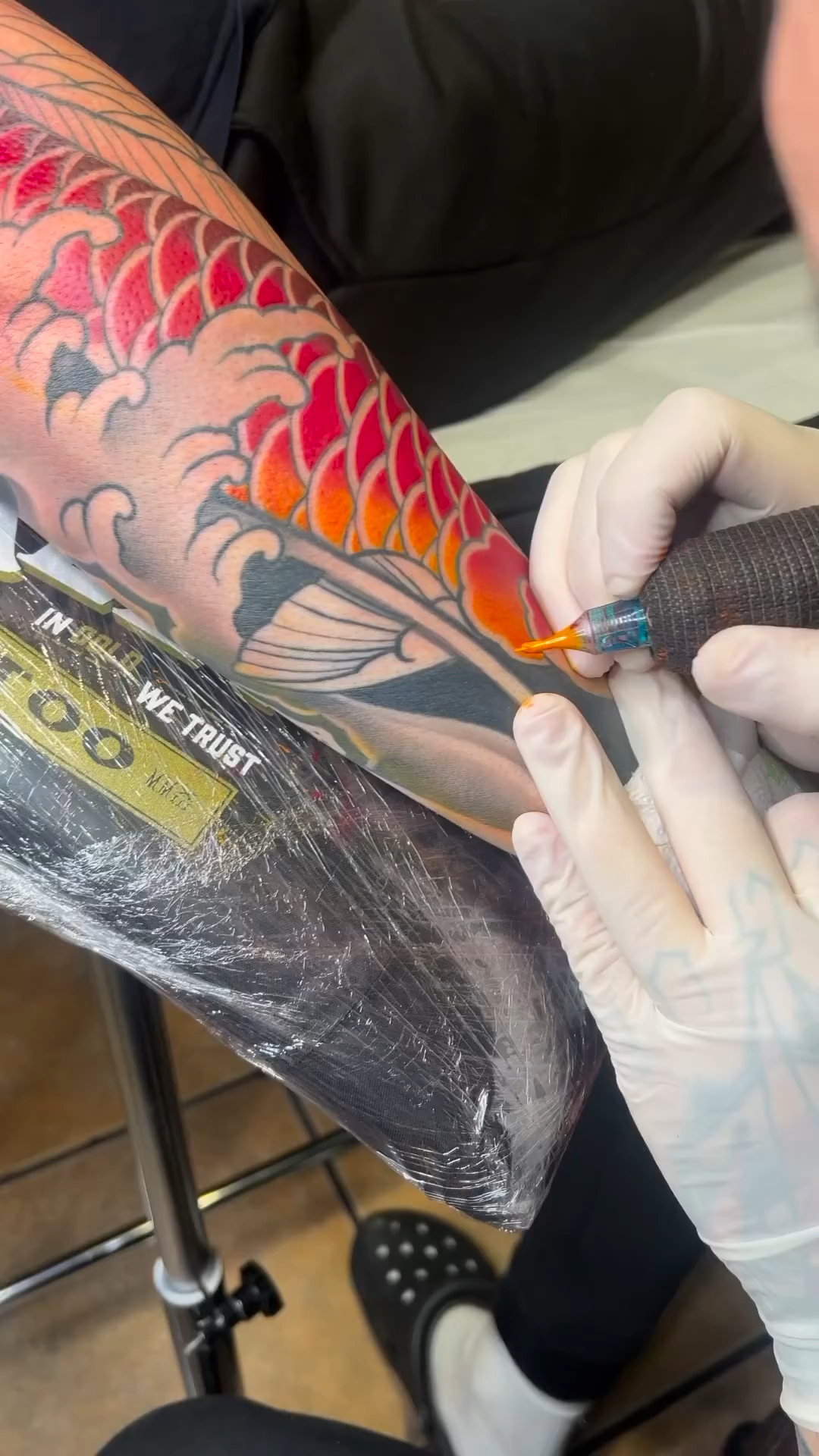 传统花臂上色鲤鱼纹身