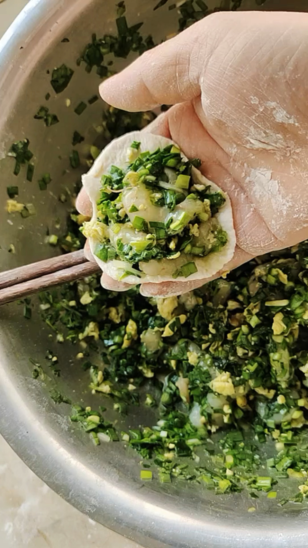 制作韭菜鸡蛋虾仁馅的包子