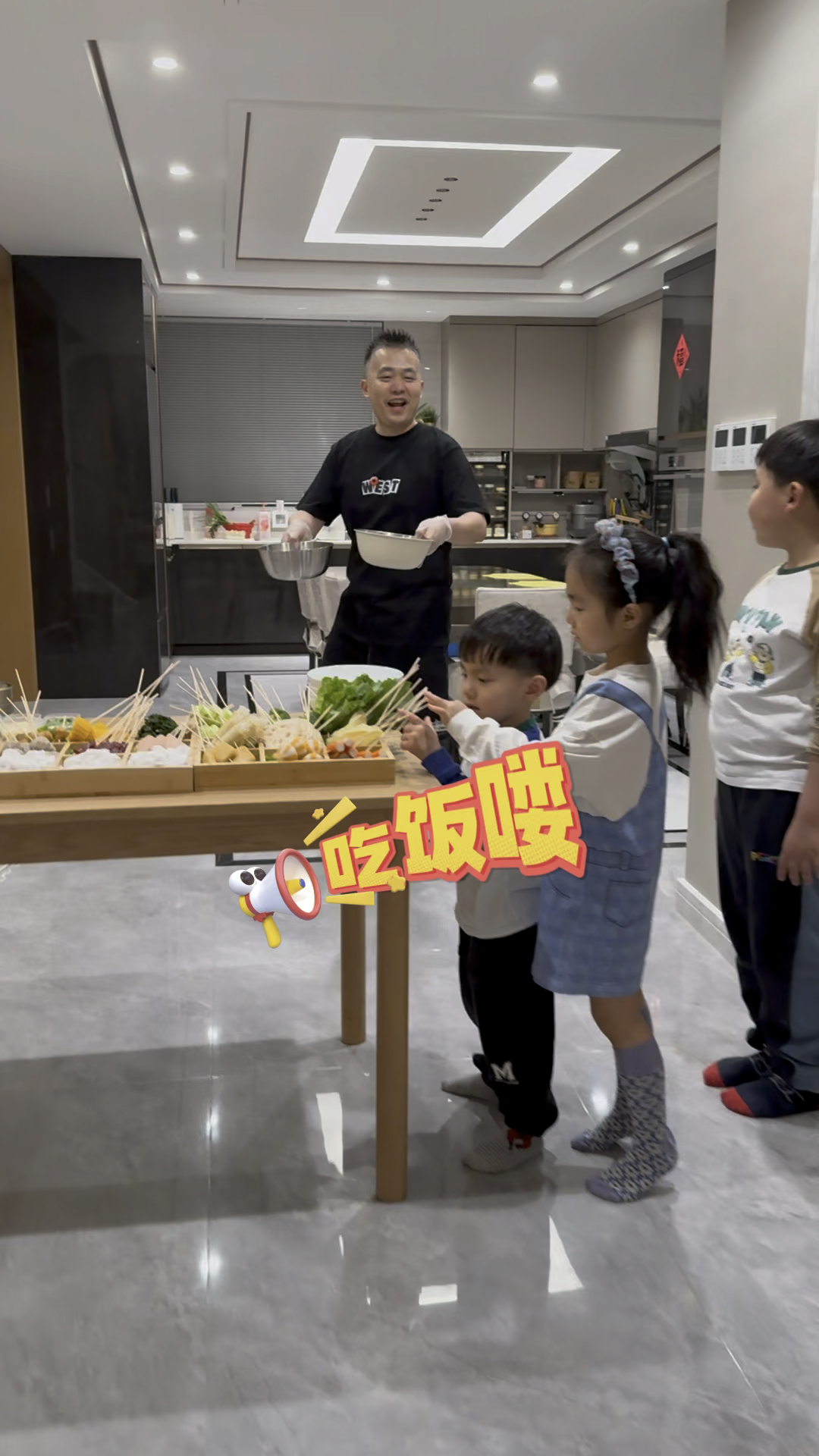 爸爸说今天给孩子们做家庭版甘肃麻辣烫,又是有趣的一餐