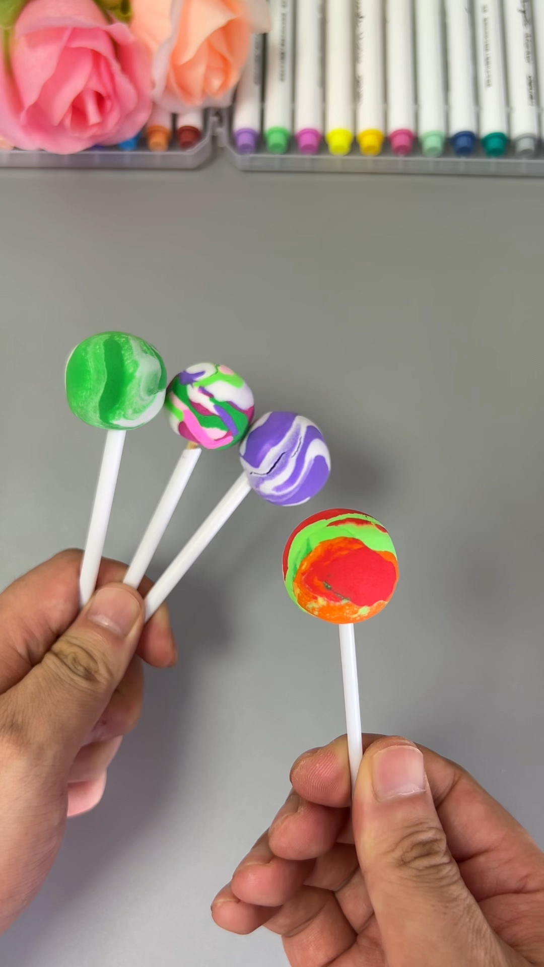 用粘土做个彩虹棒棒糖吧!#粘土手工 #简单小手工 #粘土棒棒糖