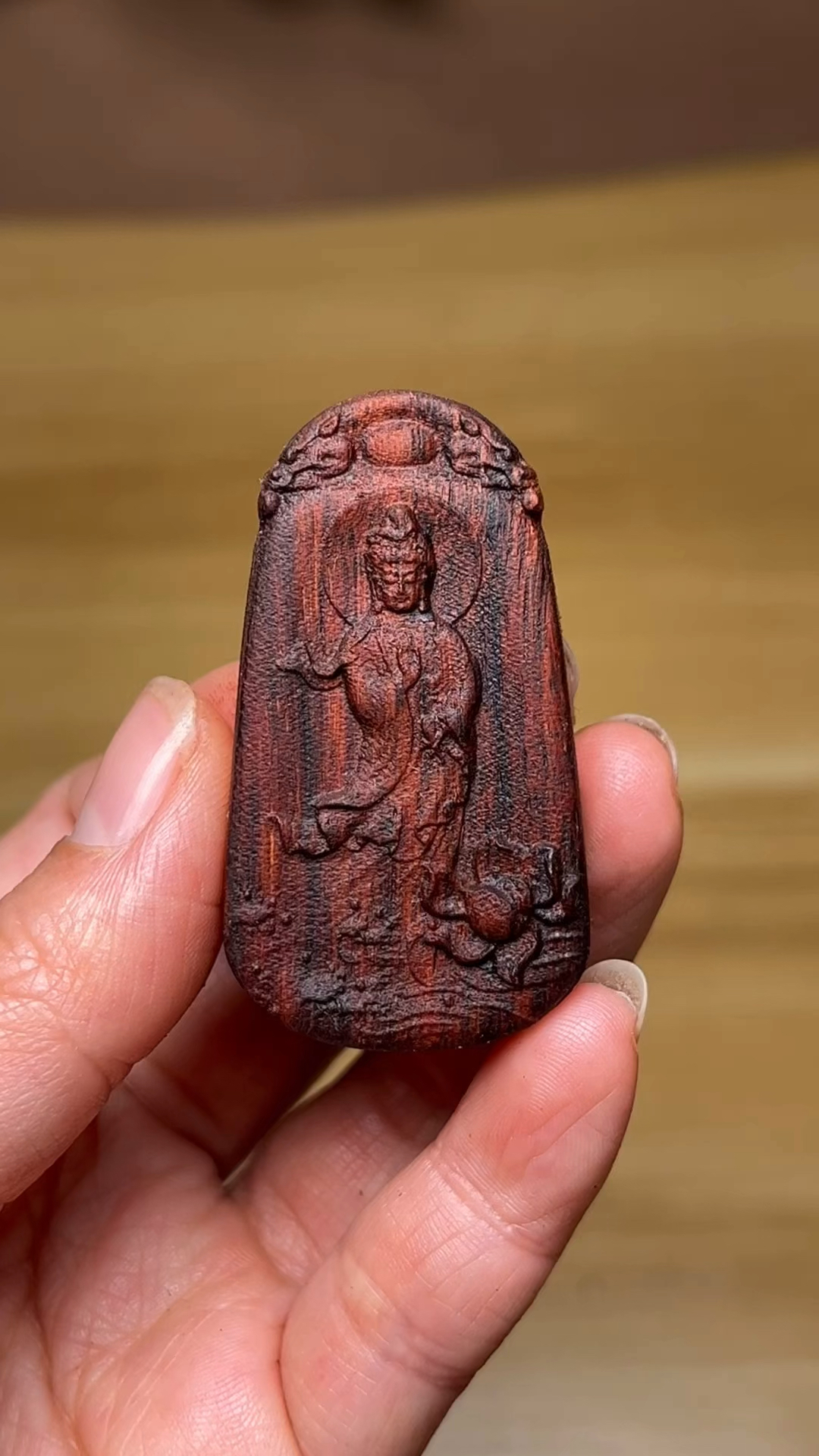 降真香观音菩萨吊坠戴在胸前,在距离心脏最近的地方守护着你