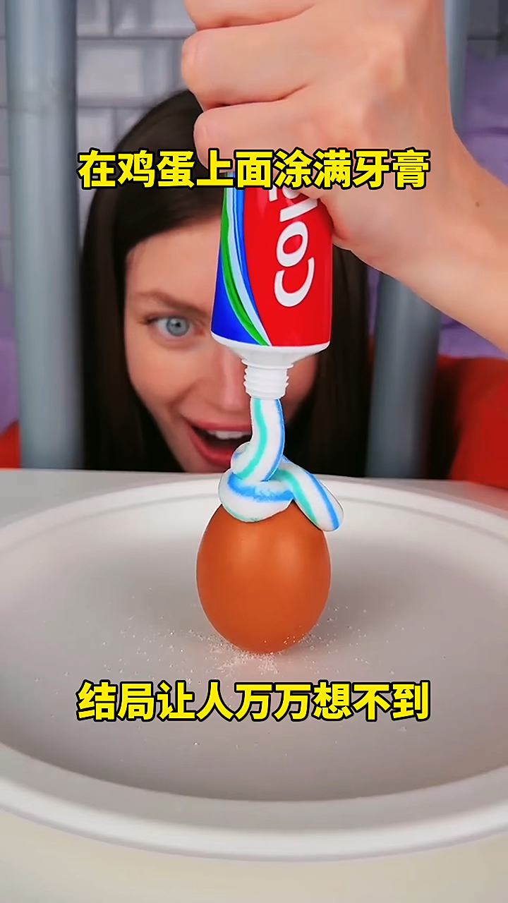 在鸡蛋上面涂满牙膏,结局让人万万想不到!