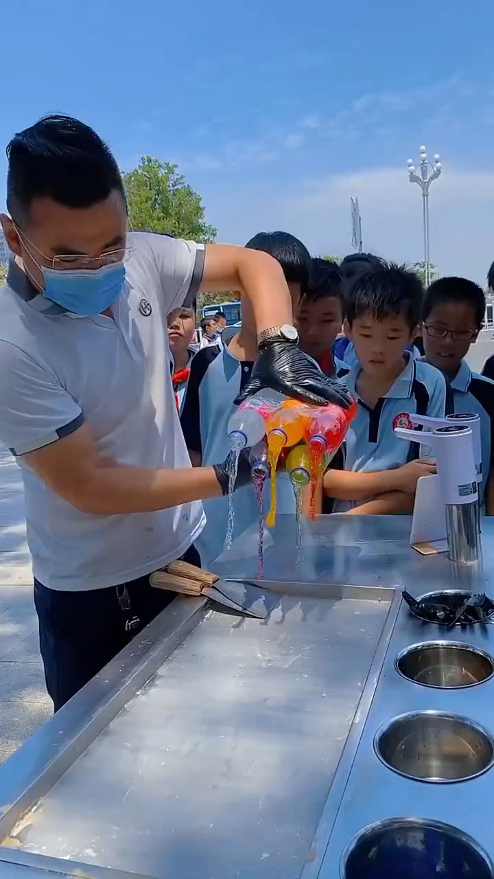 夏日到了,小朋友的最爱炒酸奶。