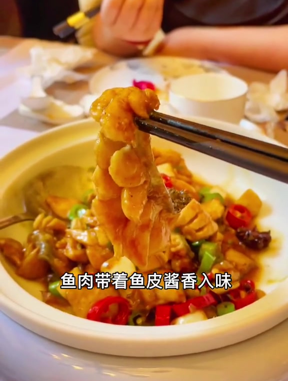 一家私房菜馆,店主改造了三层小楼,打造了这处中式庭院!