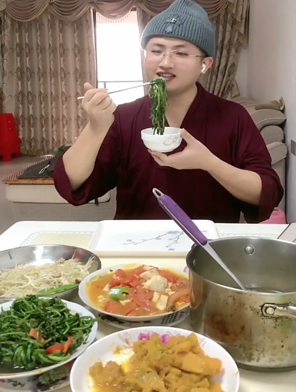 小和尚回家给妈妈做饭,满满一大桌素菜