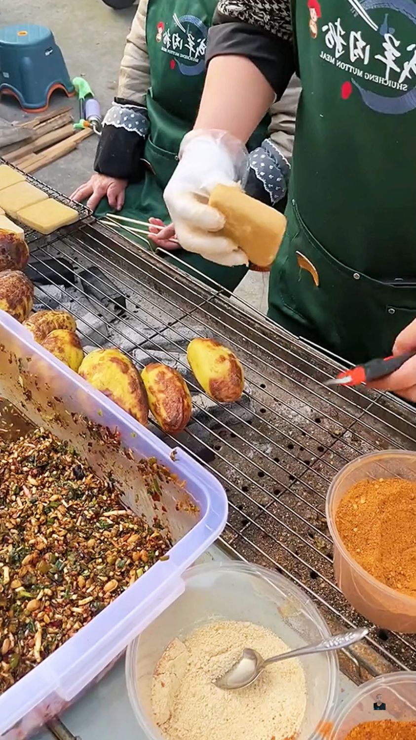 路边摊美味,烤臭豆腐