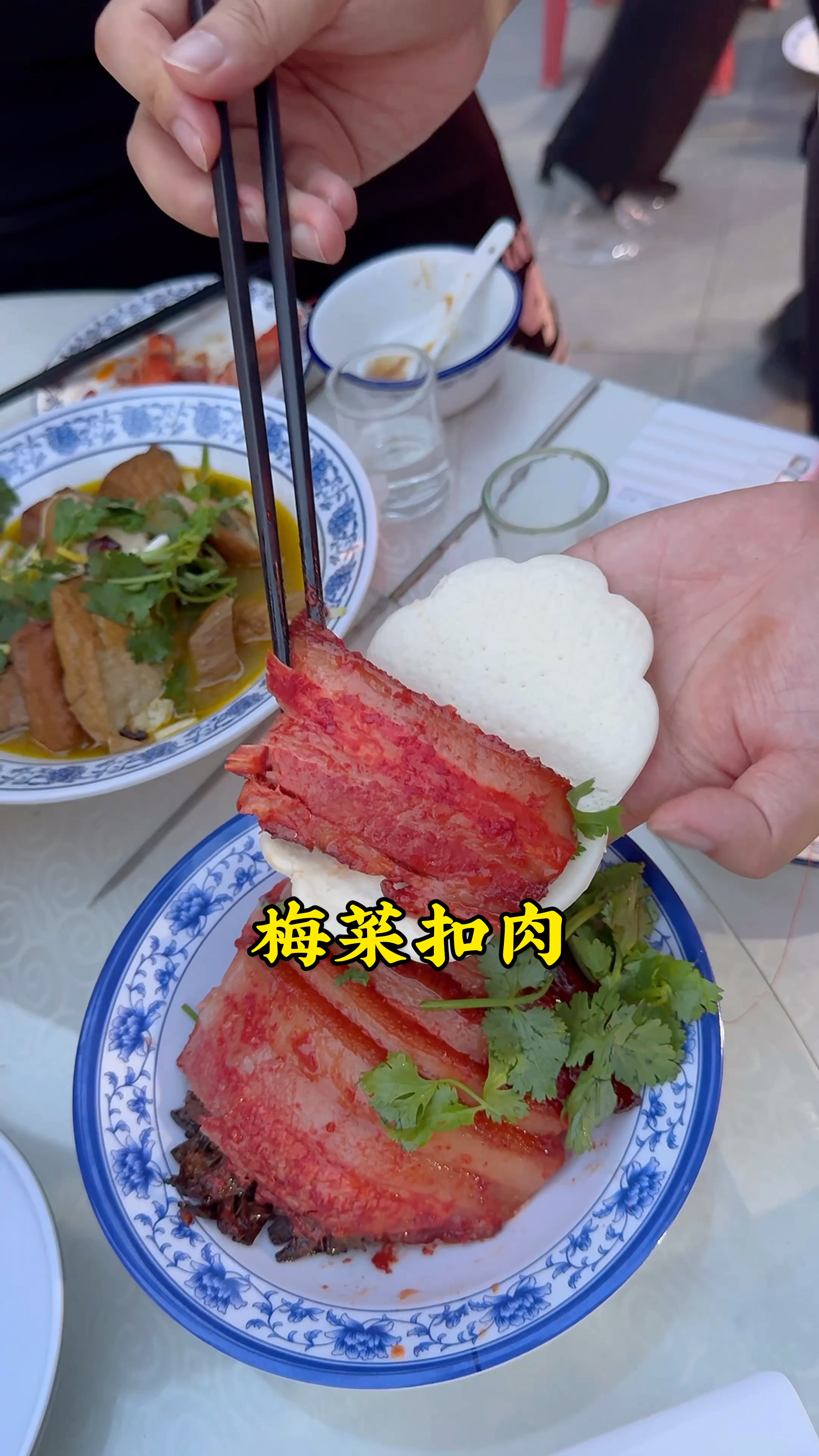 在郑州西郊吃的扣碗,梅菜扣肉配上荷叶饼,你能吃几个?