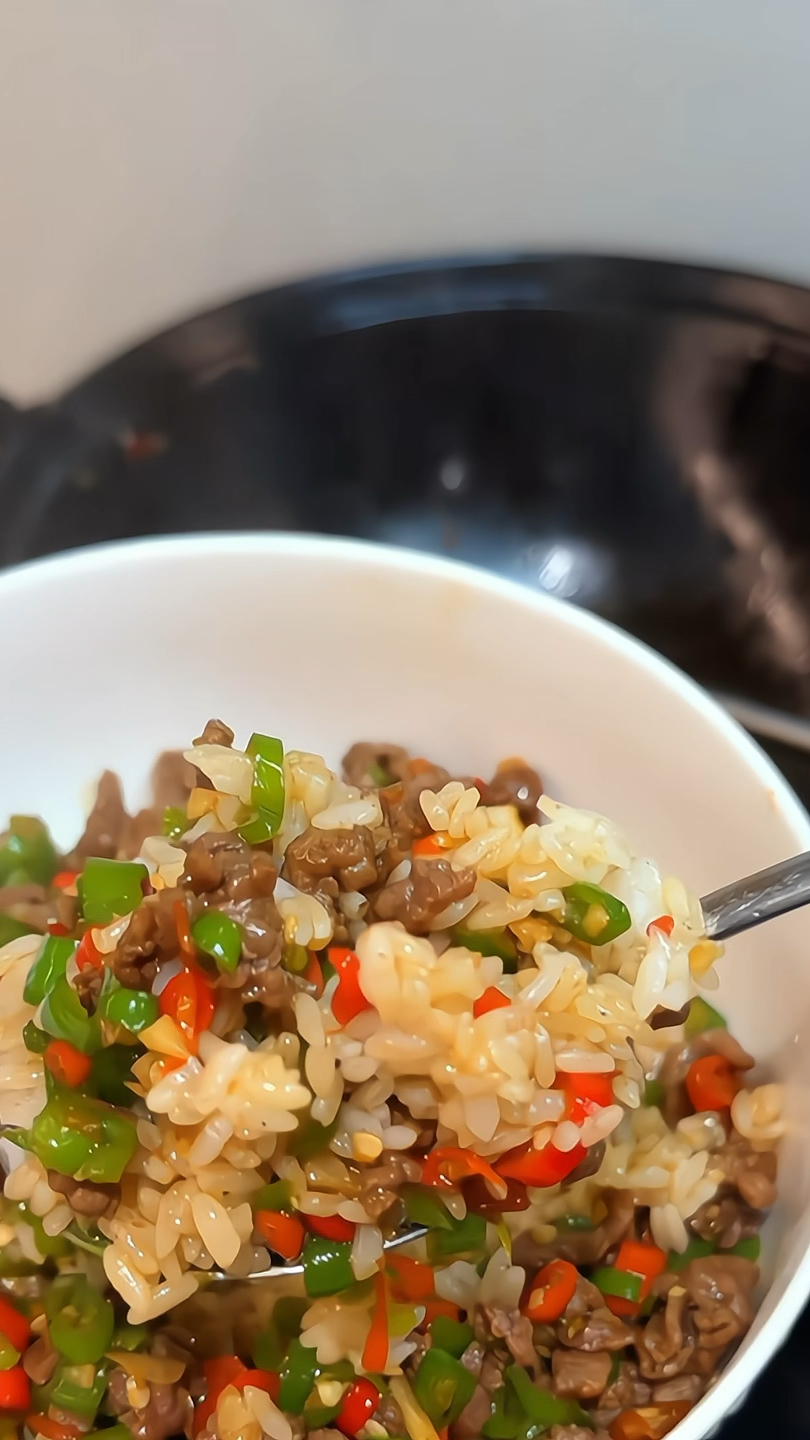香喷喷的双椒牛肉盖饭,鲜辣爽口,你一定要试试!