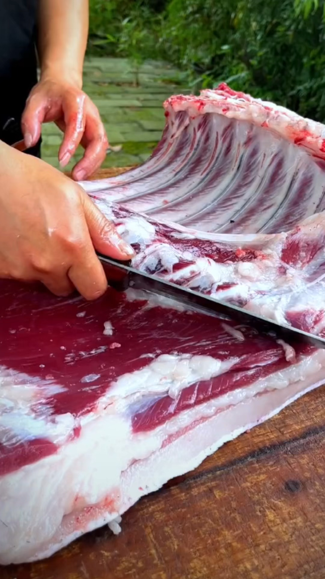 好的粮食猪肉是难得的,特别是这种散养的粮食徒河黑猪