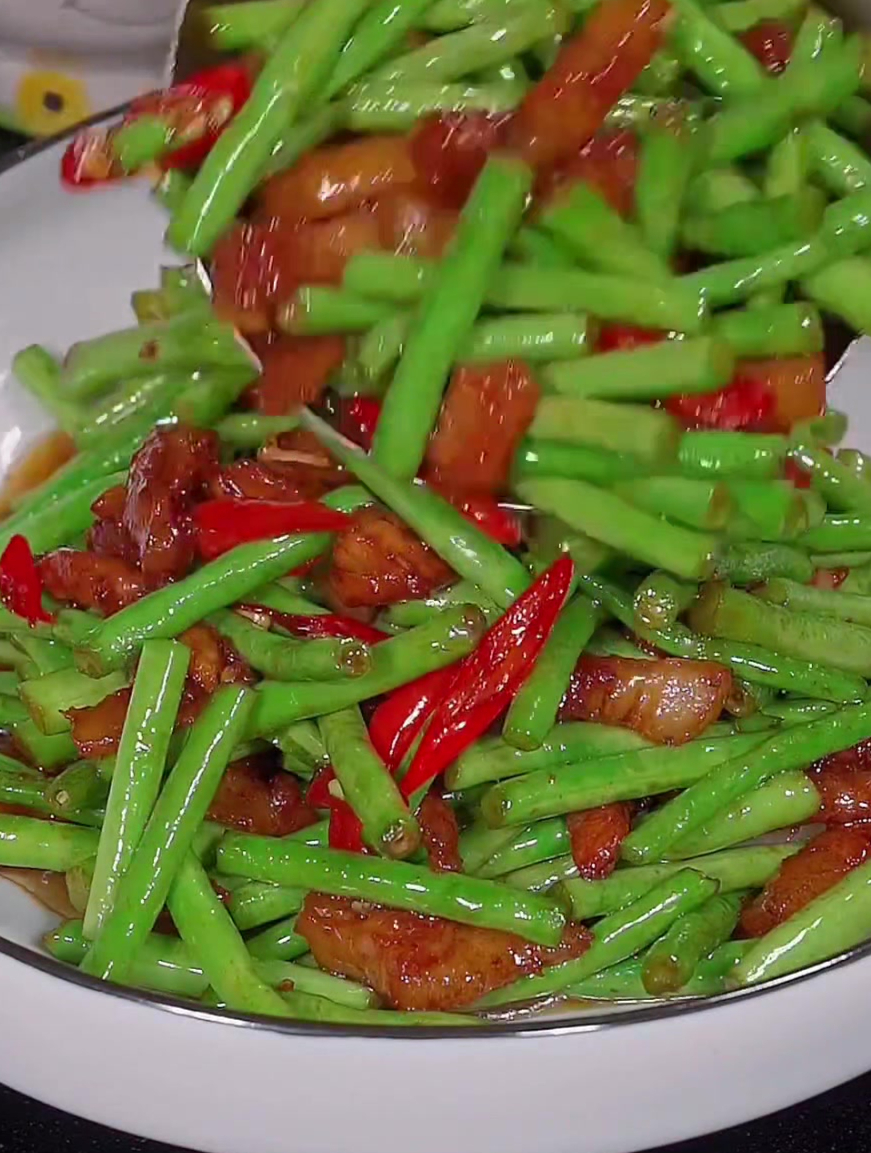今天分享长豆角炒肉的详细做法,这样炒的长豆角真的好吃又下饭