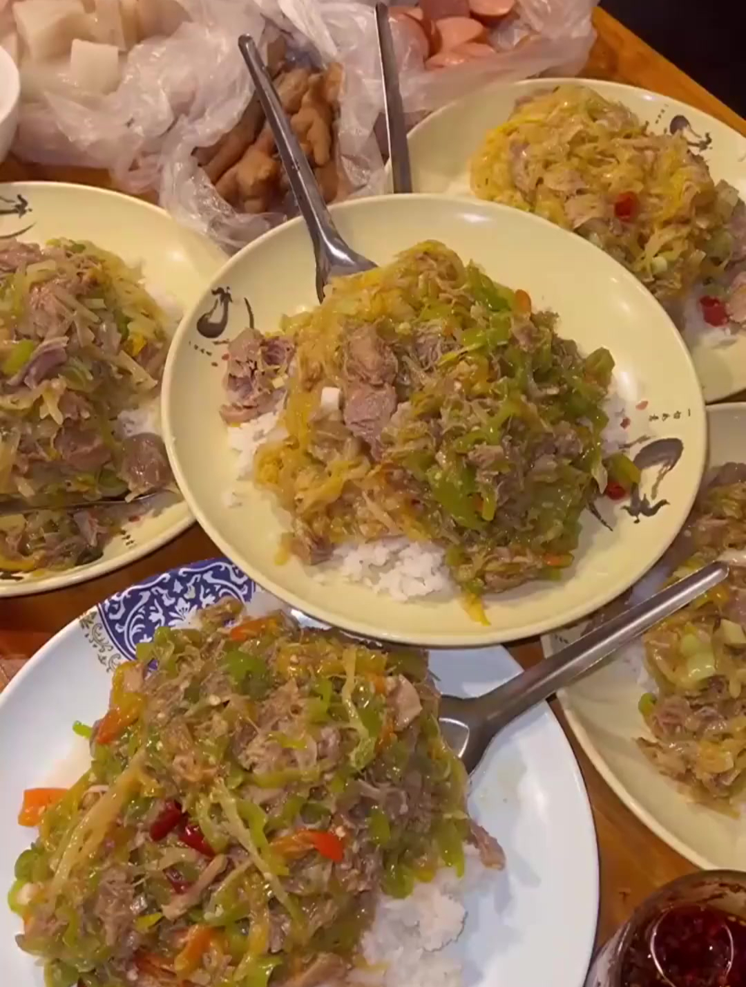 饿疯了的时候最适合来这么一盘盖饭了