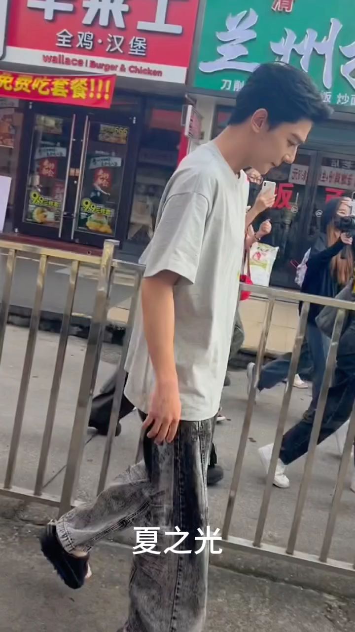 夏之光穿拖鞋出行,丝毫没有偶像包袱,非常真实,哈哈好可爱!