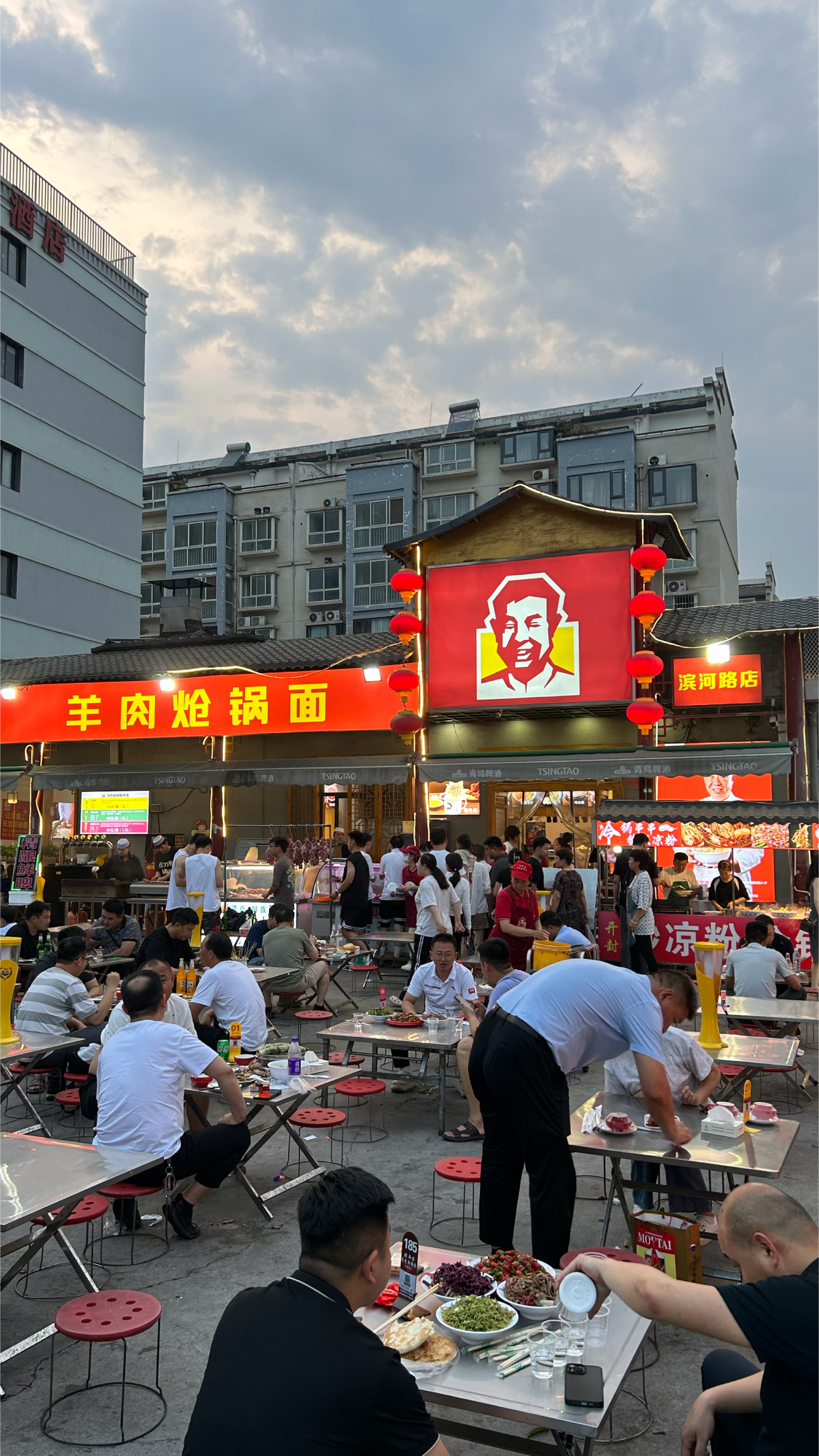 天天爆满的北郊夜市小吃店,你来过吗?羊肉炝锅面和蒸菜蟒是特色