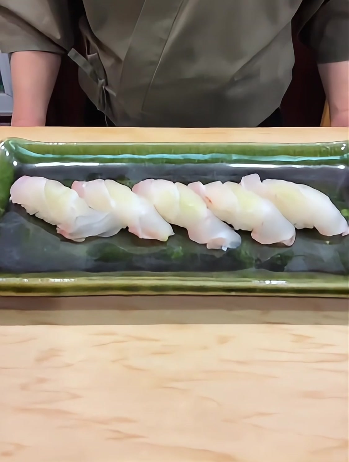 日式料理的极致呈现:犬牙鲷手握寿司,细腻与鲜美的完美演绎