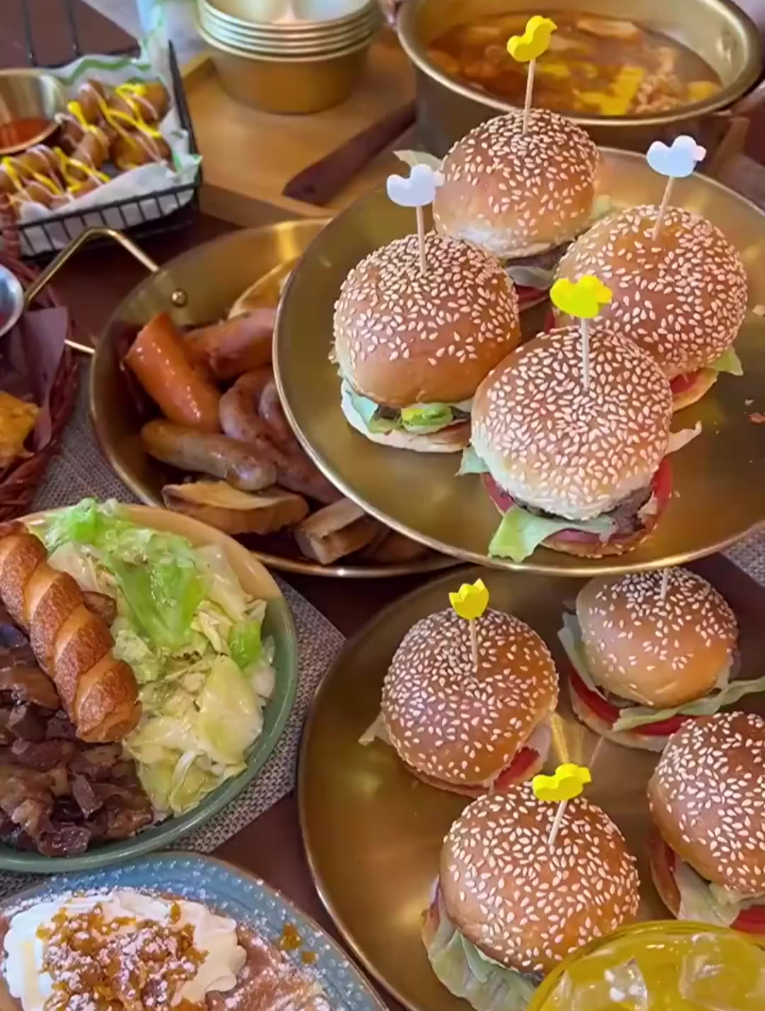 秘制牛肉小汉堡超级好吃,咸蛋黄华夫饼蛋香味浓郁,卤肉饭香香