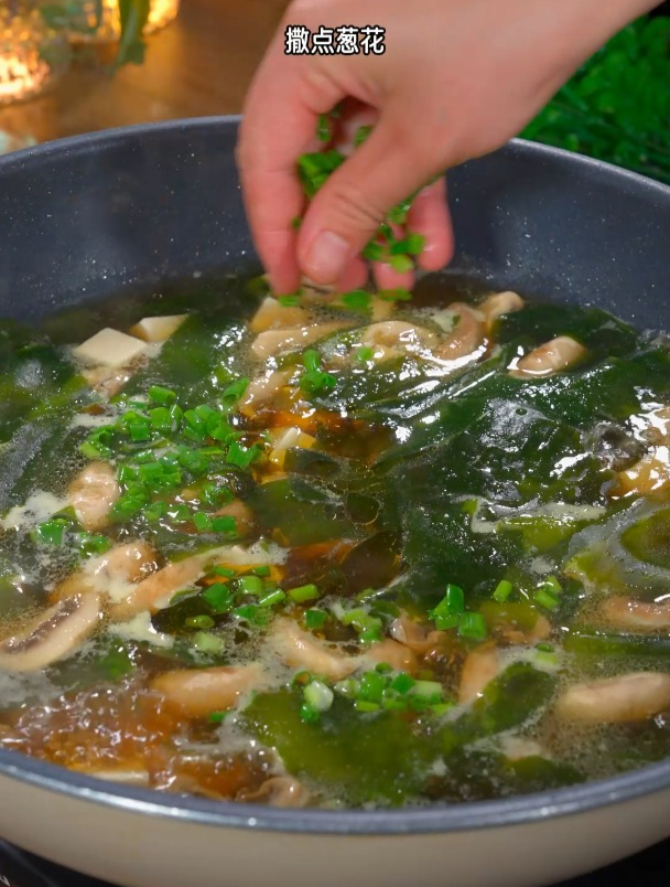 天气干燥多喝汤,做一道口蘑海鲜汤,鲜香适口,全家人都爱吃