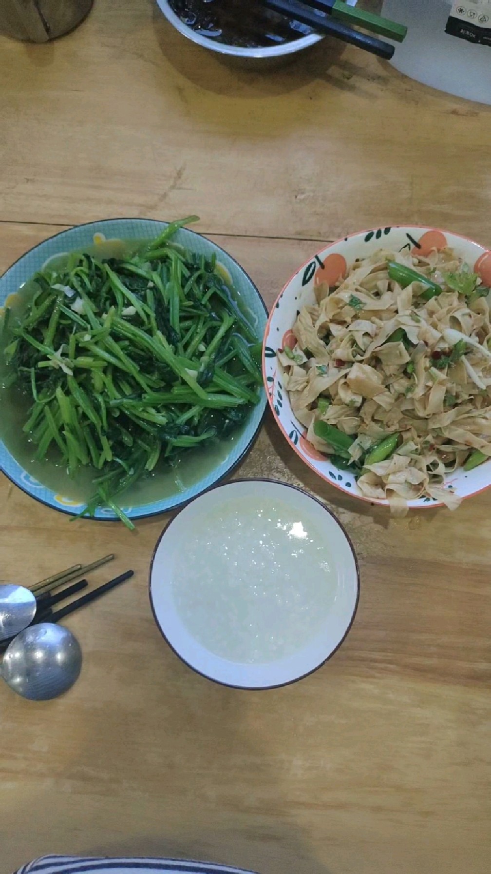 清炒菠菜 凉拌干豆腐皮配清粥简简单单