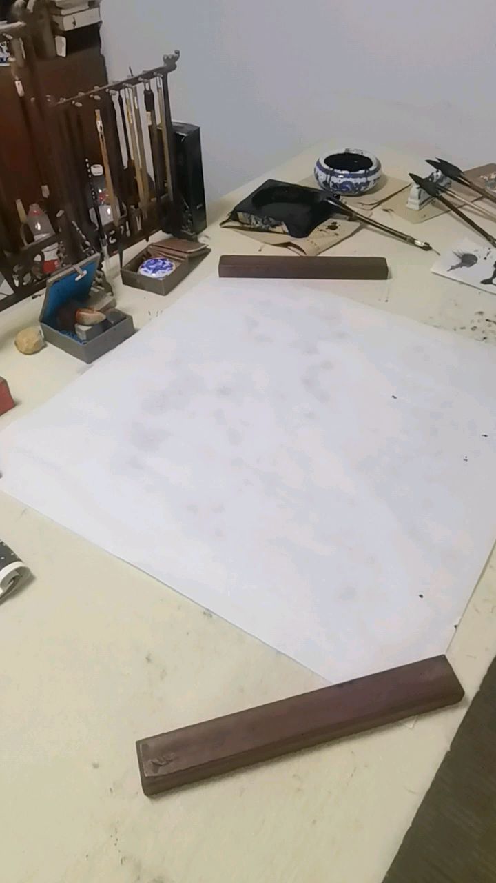 陈书华挥毫书写龙字,祝高考学子鱼跃龙门。