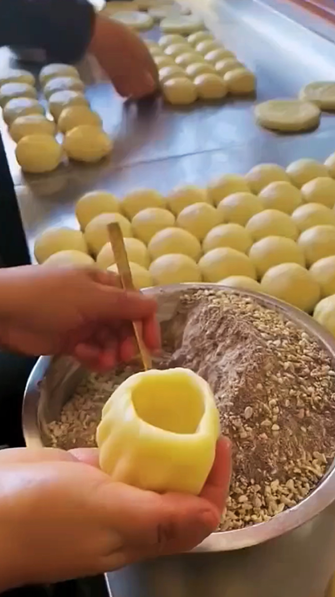 制作红糖馅的包子