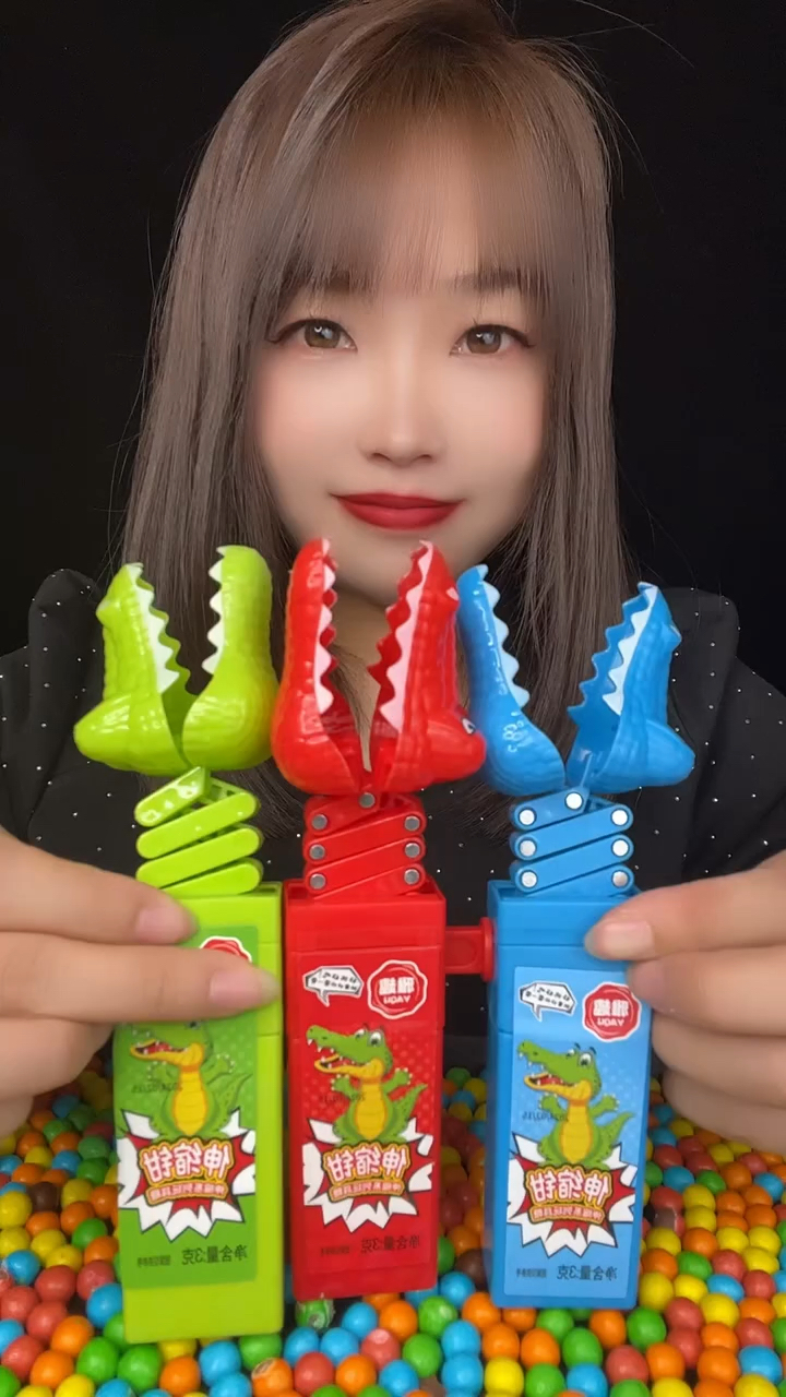 红色小鳄鱼咬谁啊