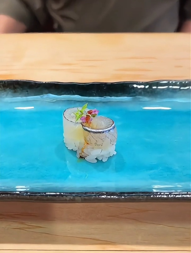 半鳃鱼手握寿司:融入大海气息日式举杯,一场海洋至鲜的美味体验