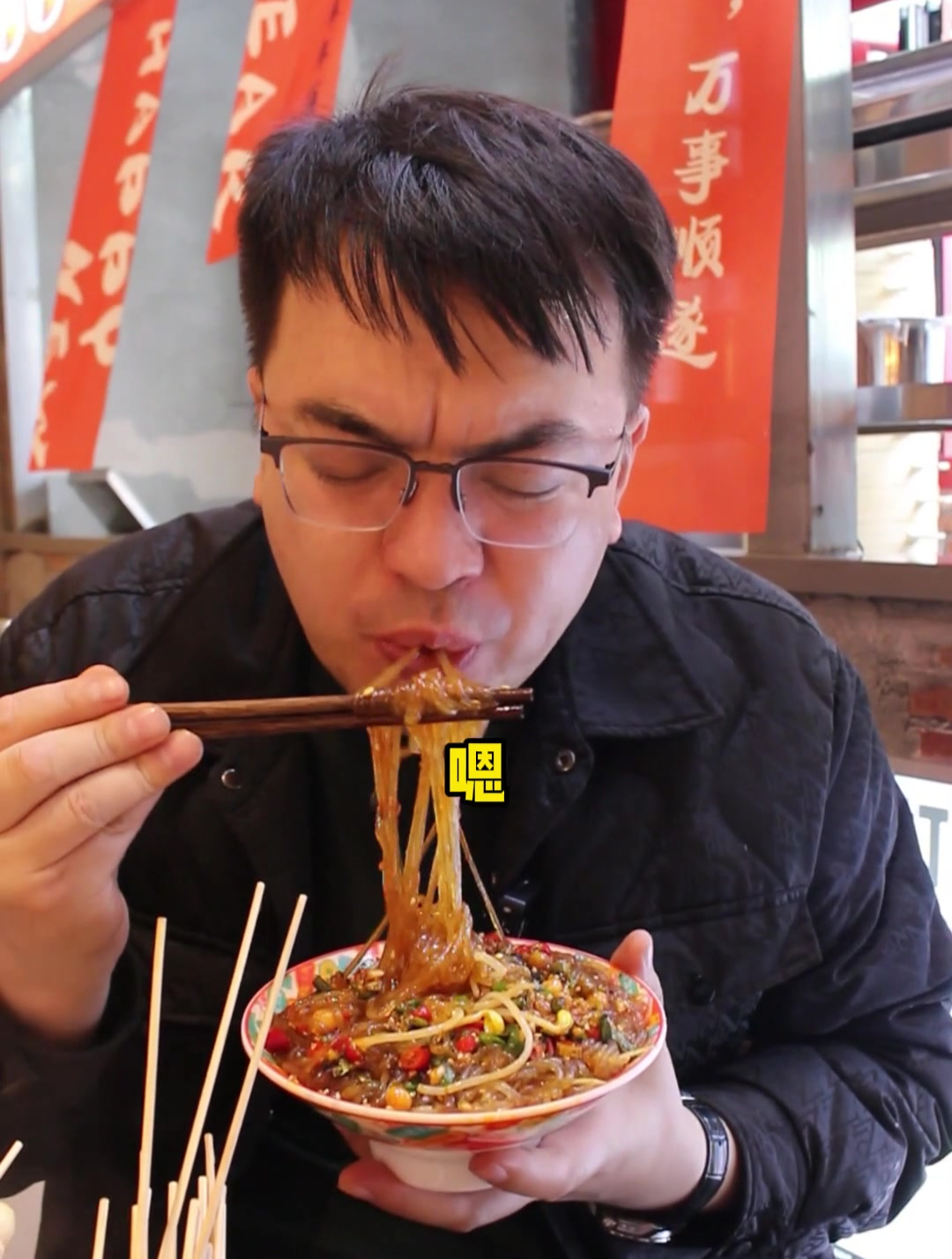 打卡乌鲁木齐巷子里的串串火锅配口袋馍