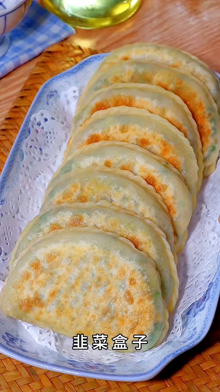 很多人都喜欢吃韭菜盒子,今天就给大家分享韭菜盒子的做法