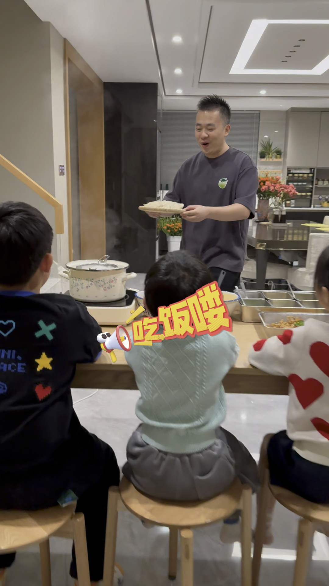 爸爸说今天给孩子们做豌豆杂酱面,又是有趣的一餐