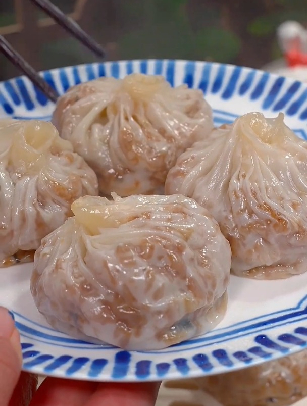 早餐不知道吃什么,这个薄皮纸皮烧麦,上锅蒸几分钟就可以吃了