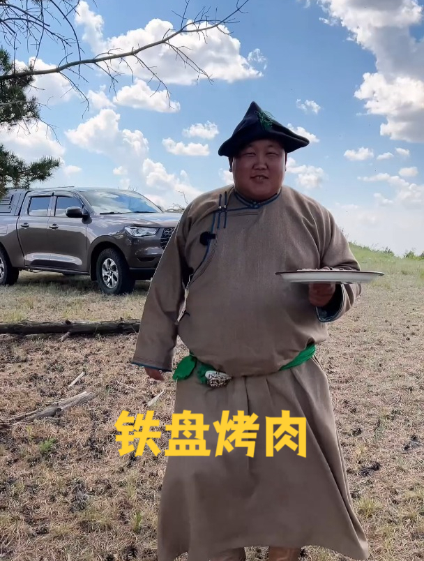 好友家空,清风为伴,在户外吃上一顿铁盘烤肉让人倍感舒适与满足