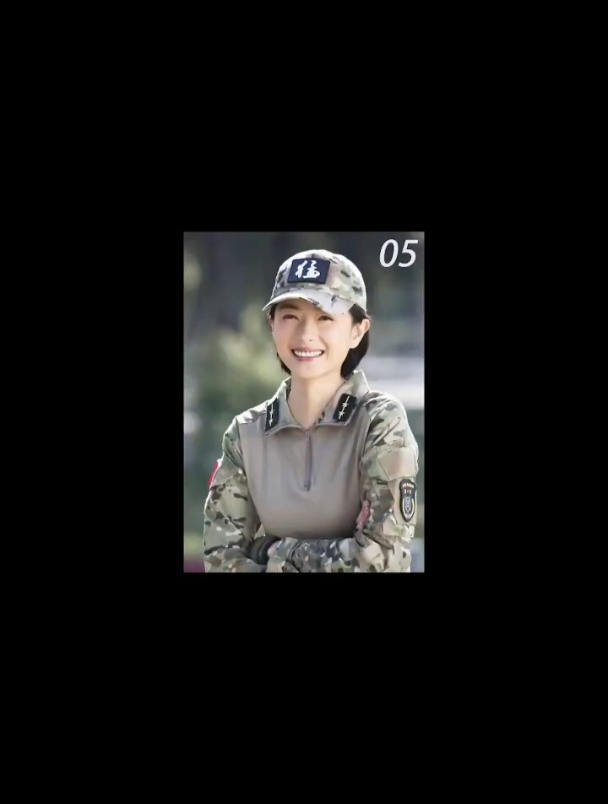 特种兵训练太过残酷,女兵被关进水牢,还在泥潭中做俯卧撑