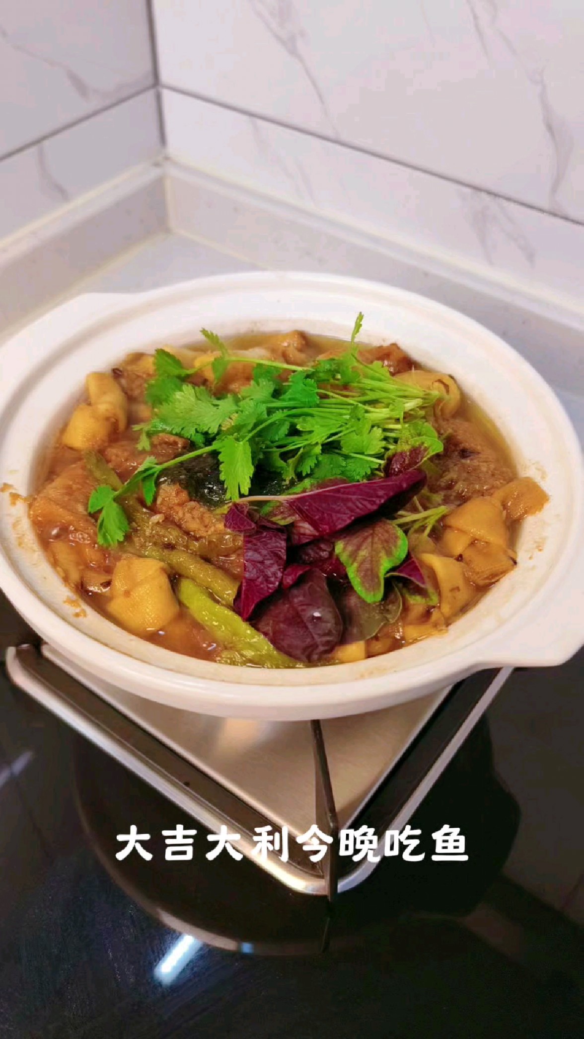 家庭版最简单的烤鱼:砂锅烤鲈鱼。