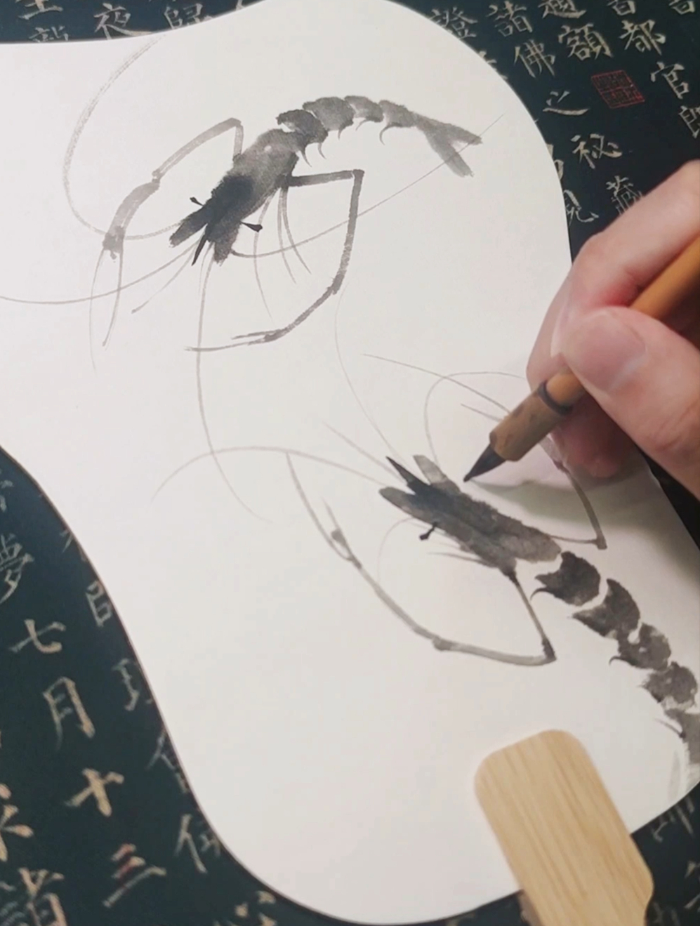 一分钟教你扇面墨虾画