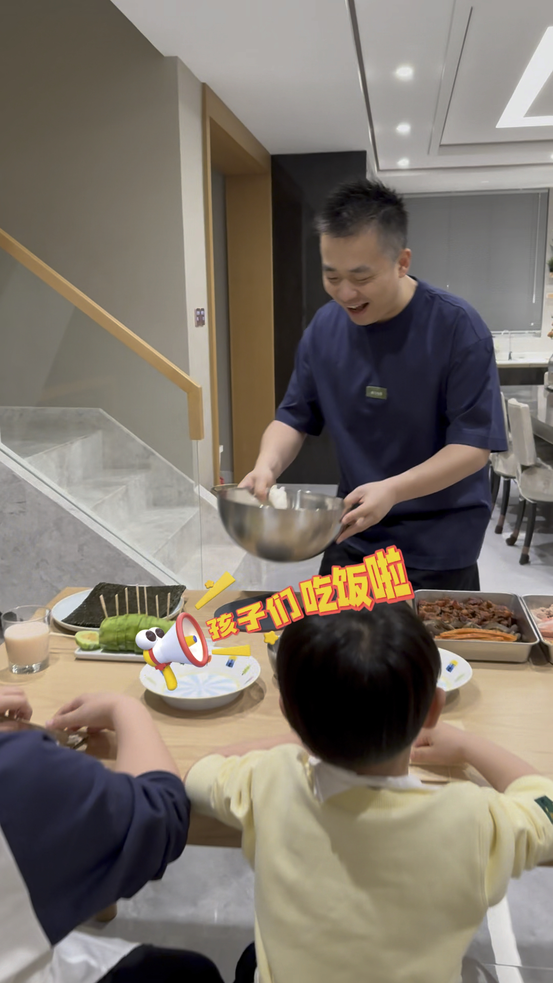 爸爸说今天给孩子们准备了自助紫菜卷,又是有趣的一餐
