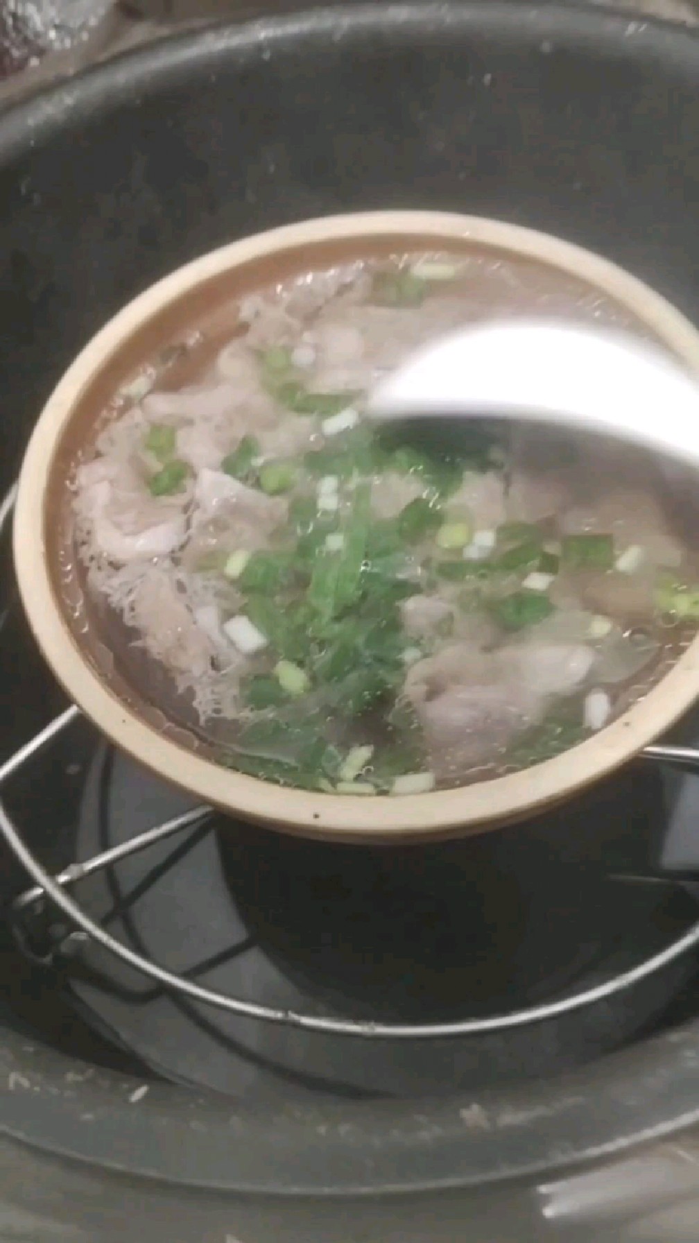 客家炖“钵仔猪肉清汤”用电饭煲就能轻松拿捏,手拍胡椒要够