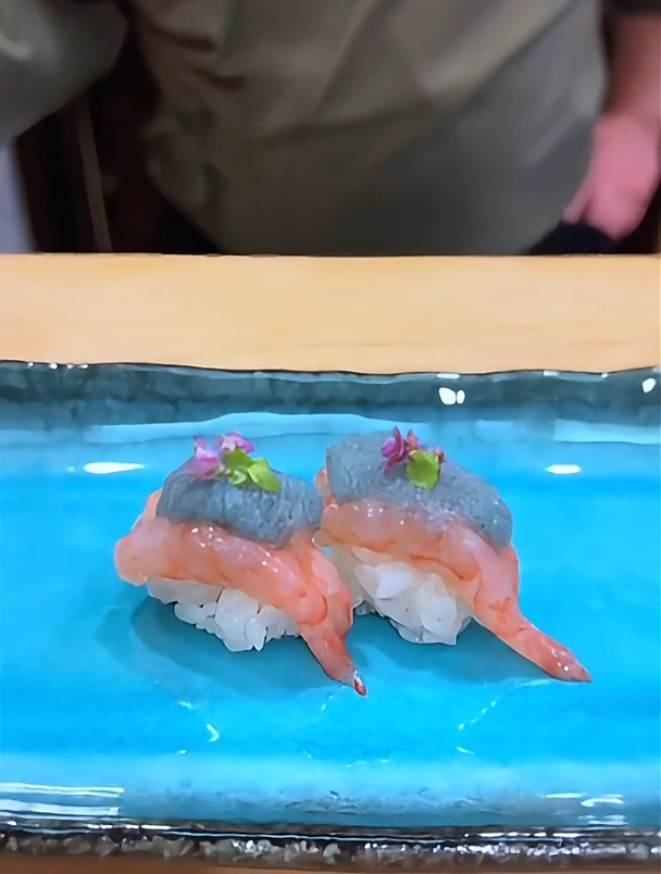 甜蜜海洋之约:甜虾和甜虾籽手握寿司的奇幻滋味