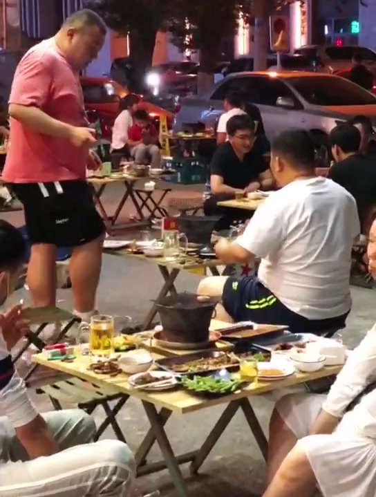 东北地炉烧烤,吃的就是个气氛