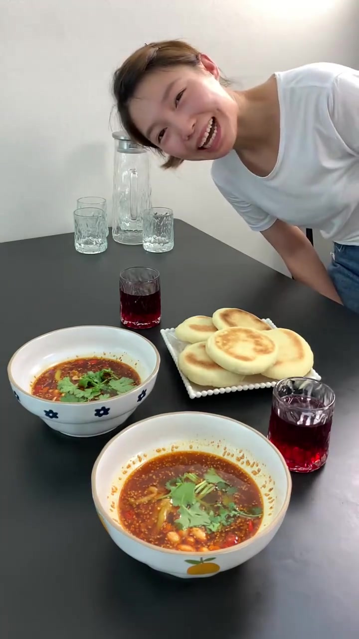夏日标配,酸辣粉,无油饼配冰冰凉凉的酸梅汤