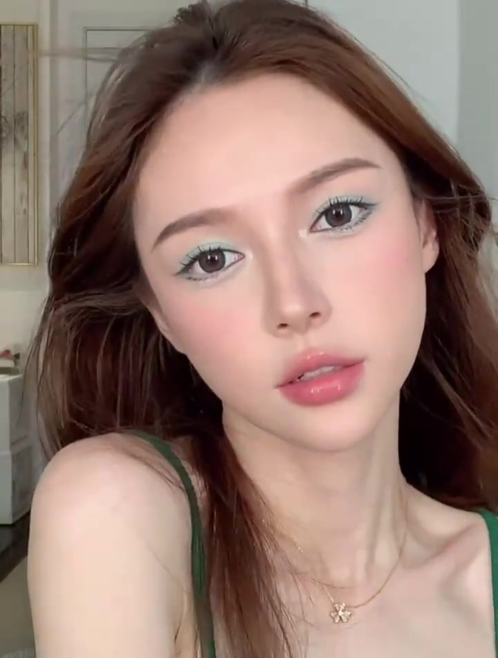 呜呼～是清清凉凉夏天的妆容鸭～第一次尝试这个眼影色