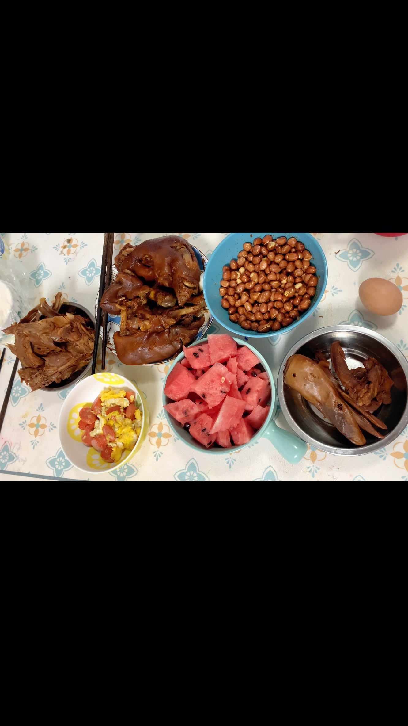 早餐就用1块钱的豆芽炒了酸辣豆芽,晚餐吃软软糯糯的猪蹄子～