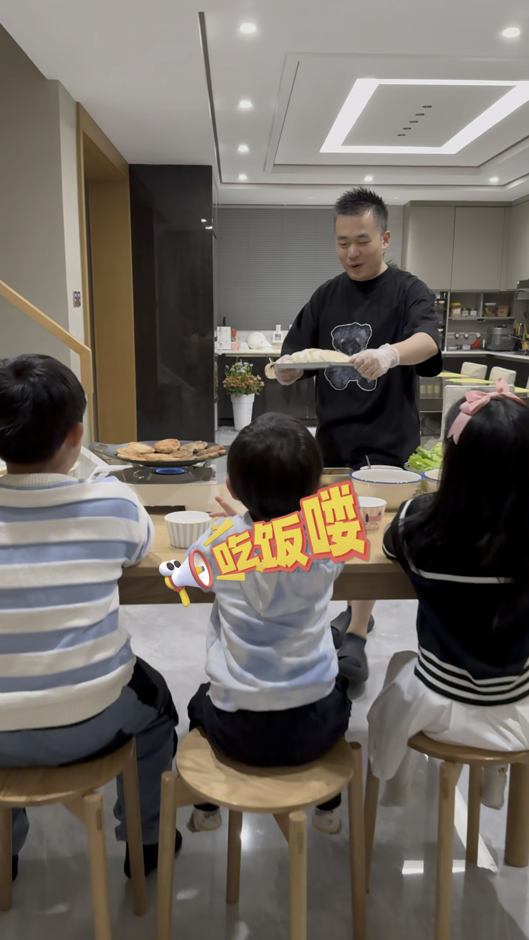 爸爸说今天给孩子们做里脊夹饼,又是有趣的一餐