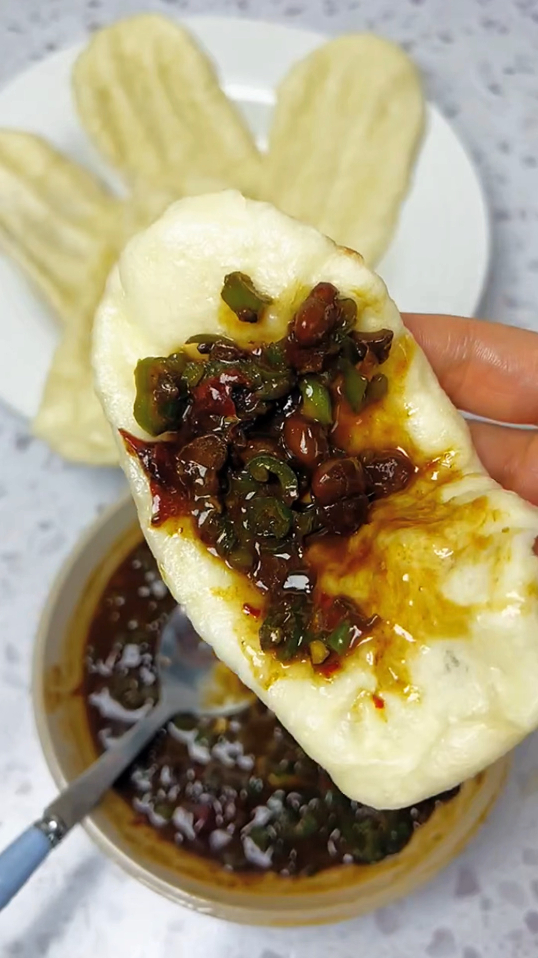 制作好的锅贴馍,搭配辣椒酱吃可香了