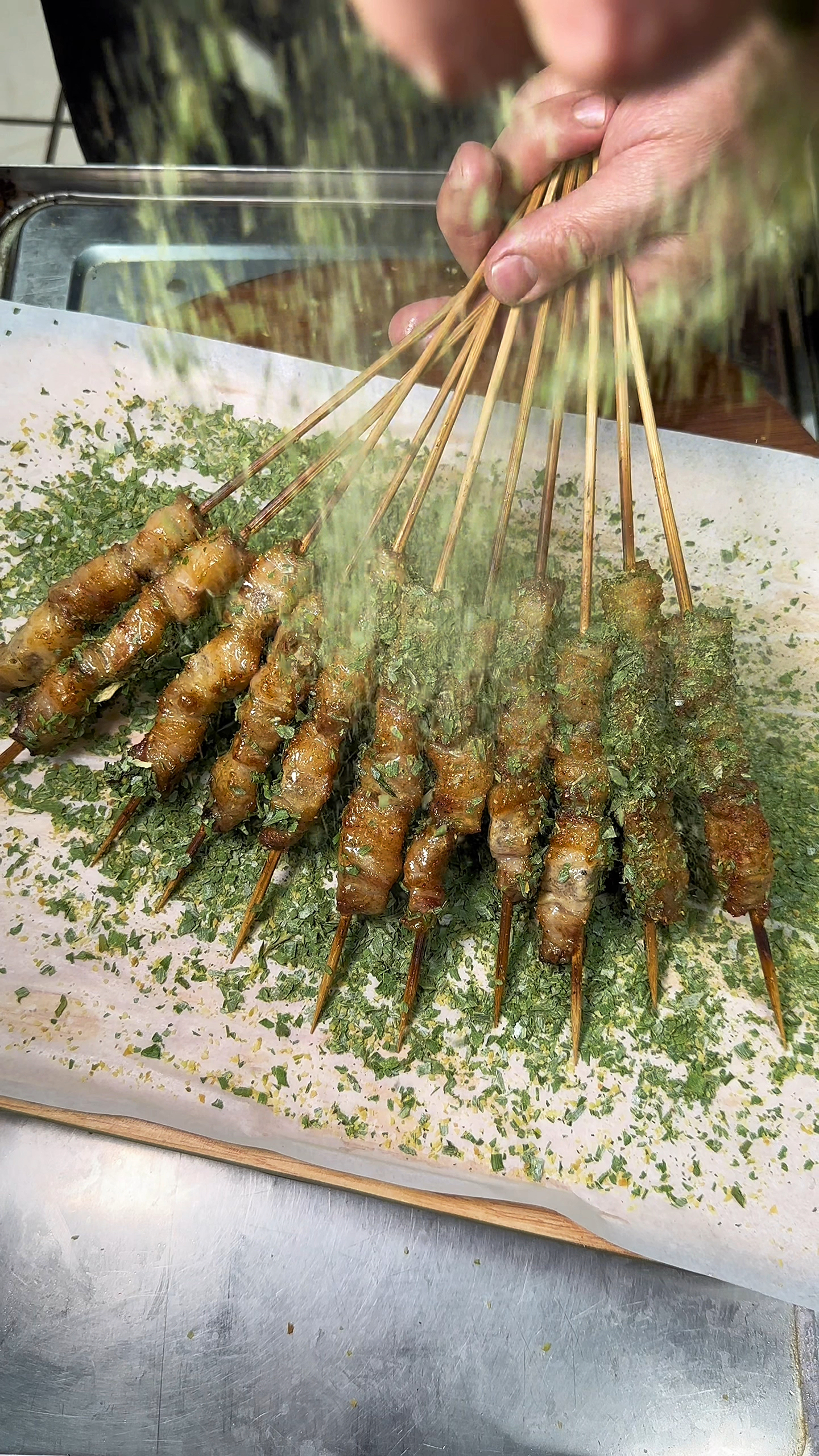 烧烤店的特色菜品翡翠葱香羊肉