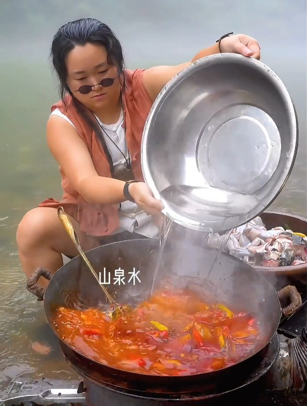 今天雾气好大,不小心做了一锅我吃过最好吃的美蛙鱼头!